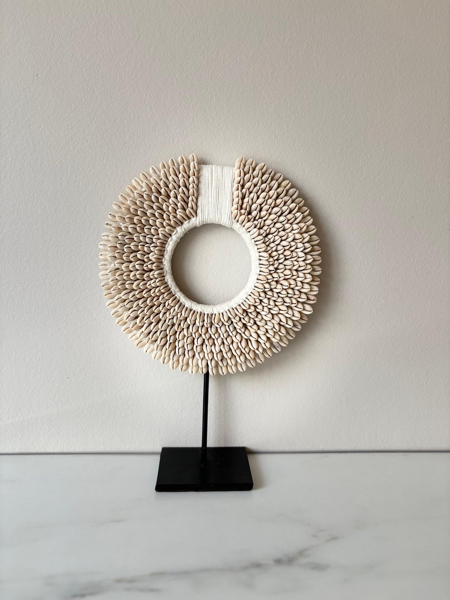 Schelpenketting op standaard | Emmy
