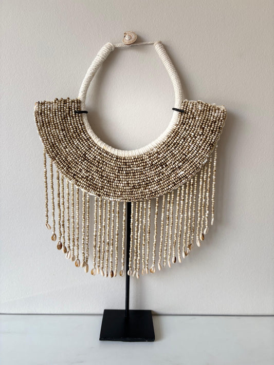 Kralen ketting op standaard | Mae