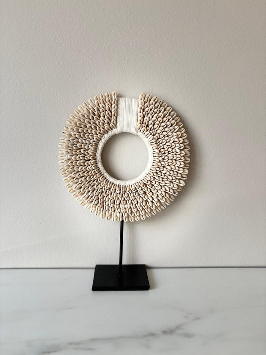Schelpenketting op standaard | Emmy