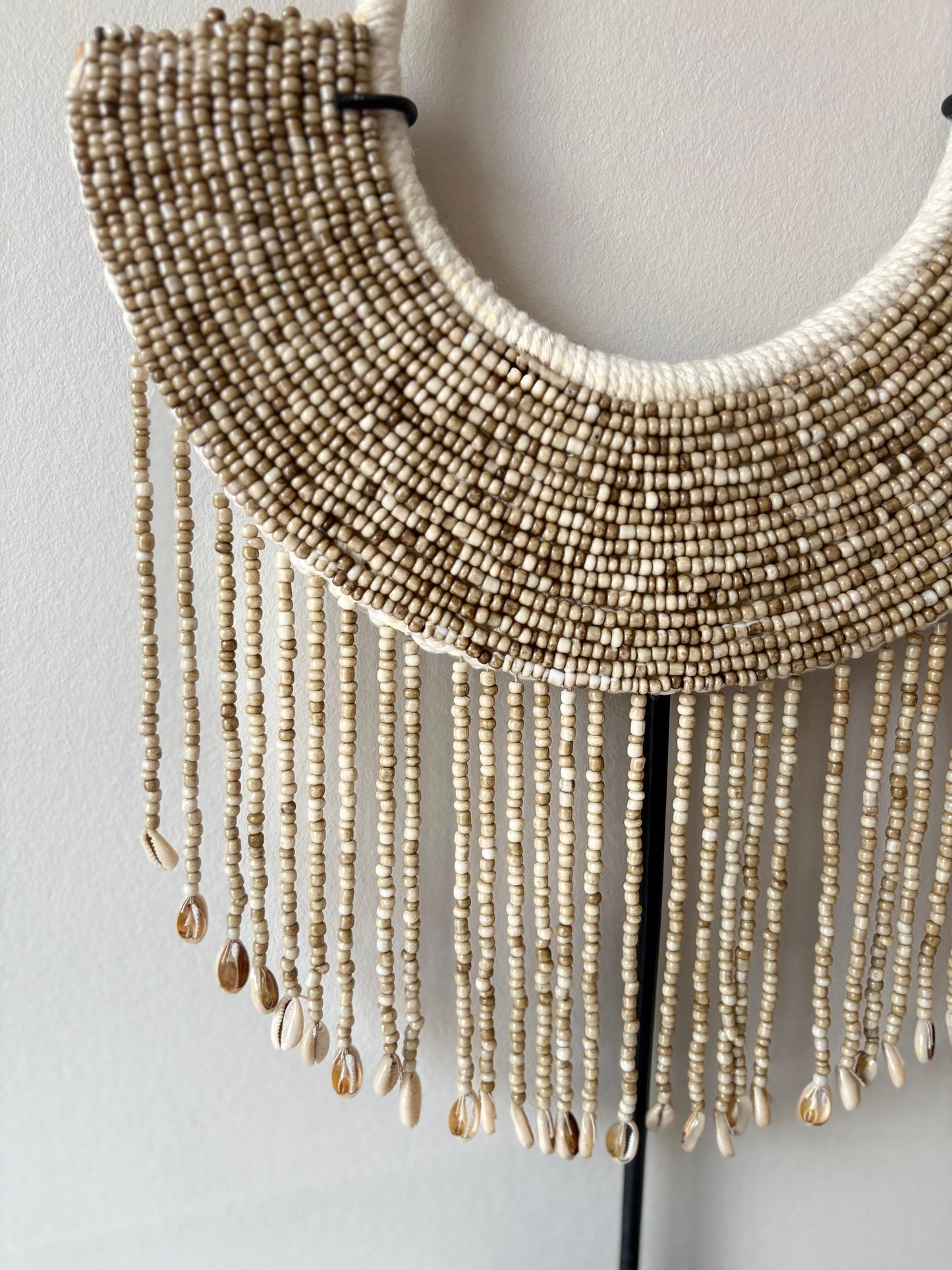 Kralen ketting op standaard | Mae